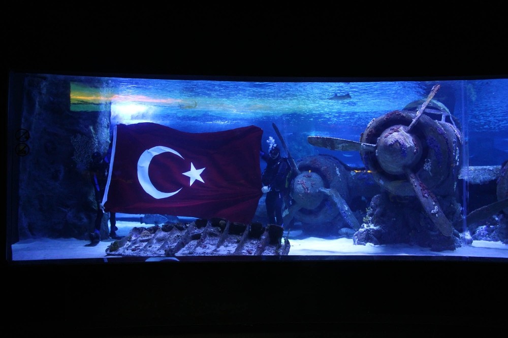 Vatozlar arasında Türk bayrağı açtılar