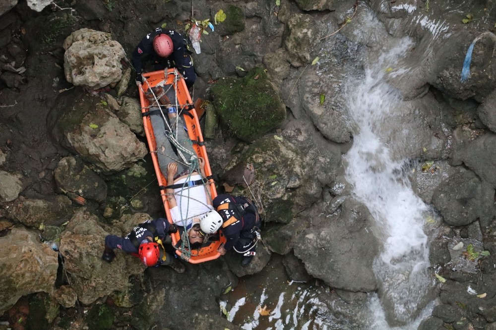 Antalya’da 30 metrelik kanyonda film gibi kurtarma operasyonu