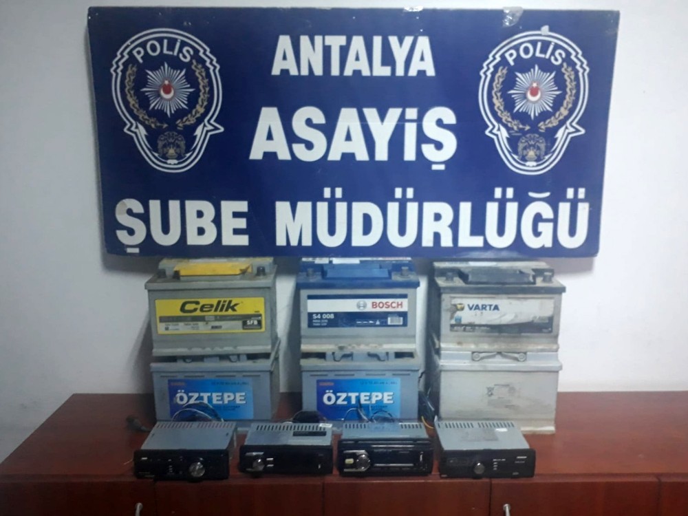 Antalya’da araçlardan akü ve teyp hırsızlığı