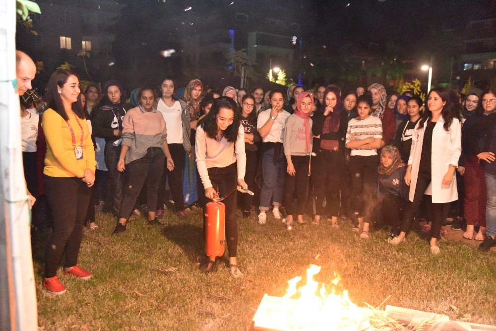 Kız Öğrenciler Yangın Tatbikatında