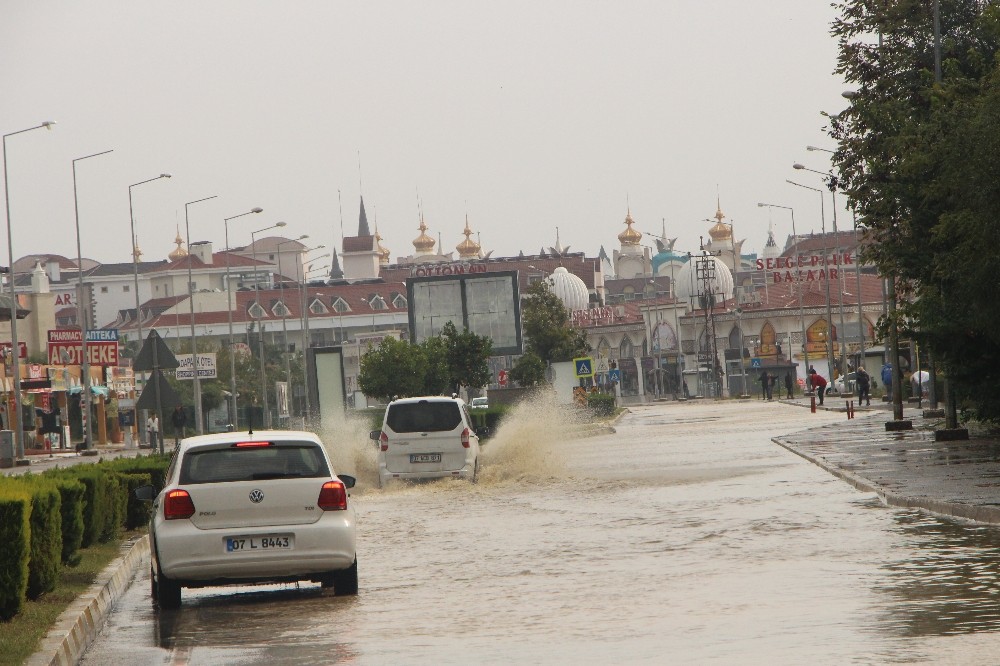 Manavgat’ta yağmur suları sebebiyle bazı araçlar yolda kaldı
