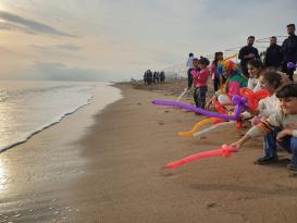 Suriyeli çocuklar Akdeniz’deki göçmen ölümleri için sahilde buluştu