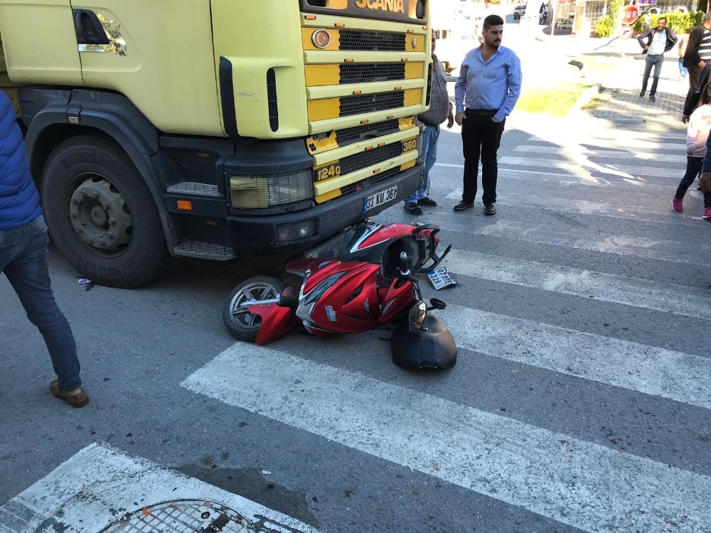 Ambulansa yol vermeye çalışan motosikletli genç kıza kamyon çarptı