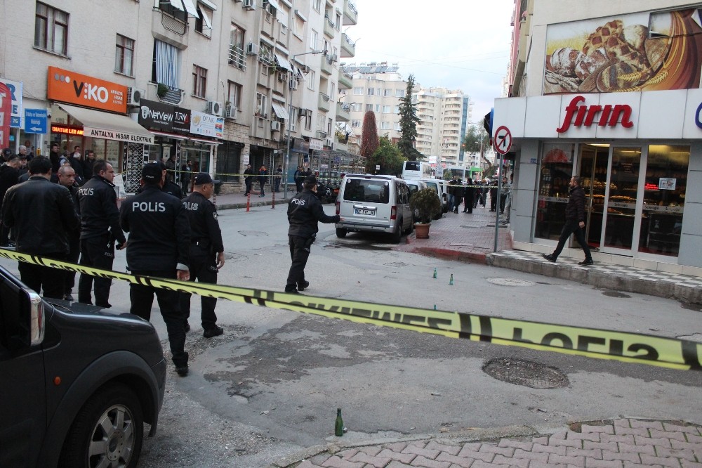 Antalya’da silahlı ve sopalı kavga: 2 yaralı