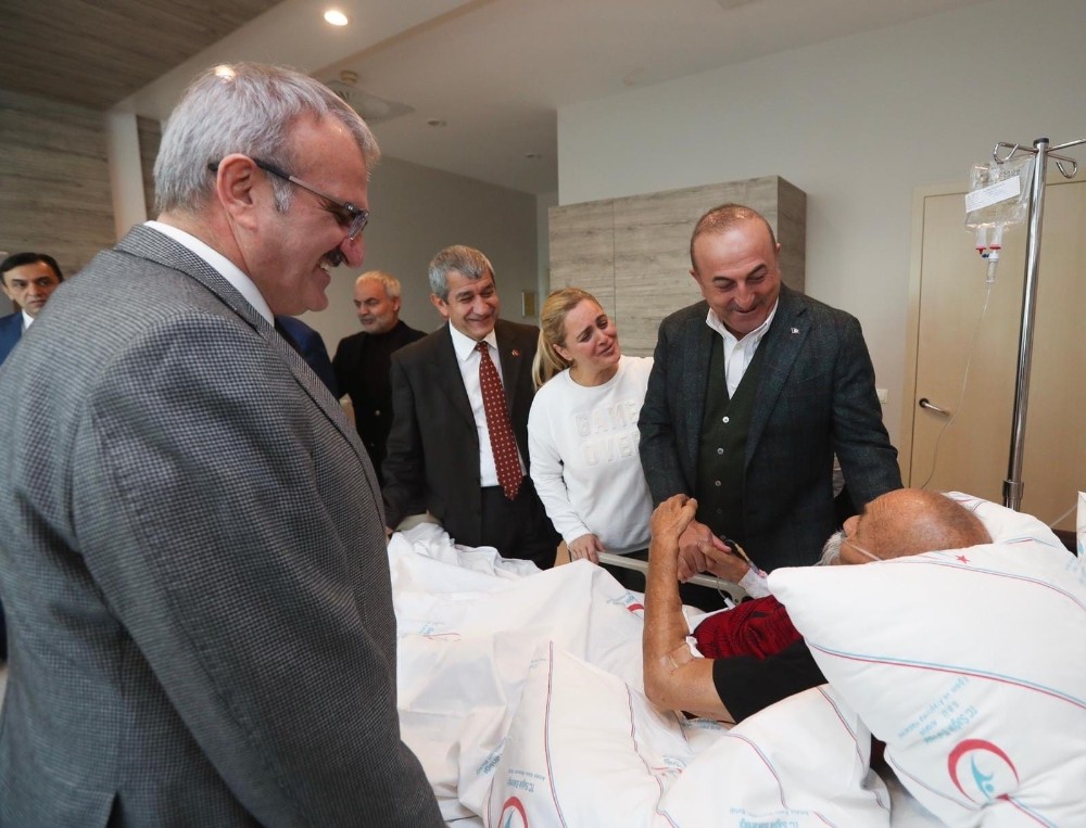 Bakan Çavuşoğlu, AGC Başkanı Yeni’nin kayınbabasını hastanede ziyaret etti