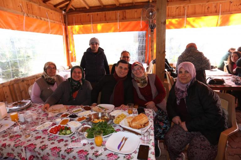 Tütüncü Çakırlar esnafıyla kucaklaştı