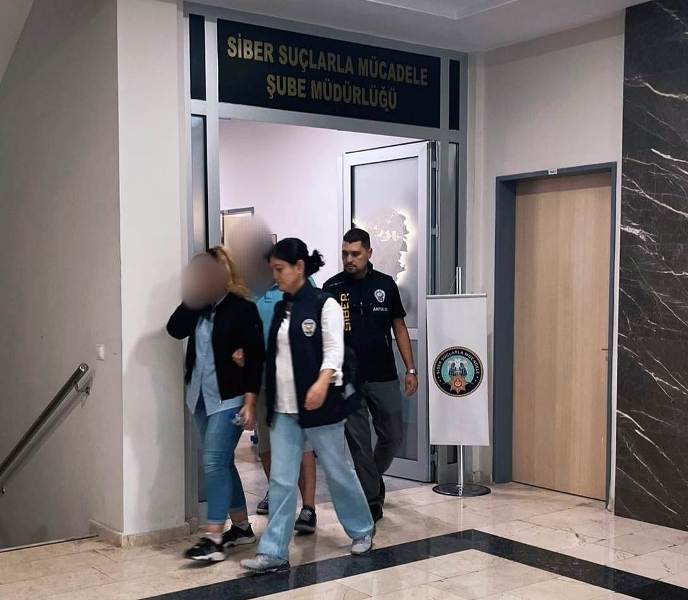 Antalya’ da Yazılım Programlarıyla Dolandırıcılık Yapan 2 Şüpheli Yakalandı