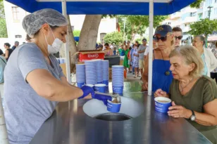 Antalya Büyükşehir Belediyesi’nin geleneksel aşure ikramları devam ediyor
