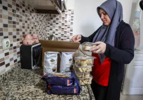 Büyükşehir’in çölyak hastalarına gıda yardımı sürüyor