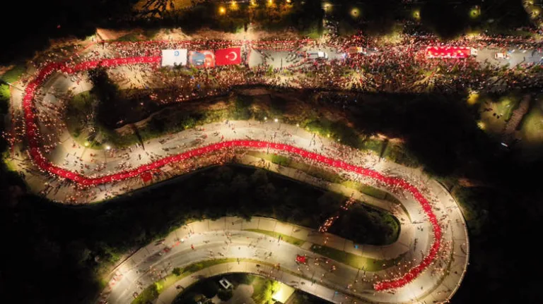 On binlerce Antalyalı Cumhuriyet için yürüdü
