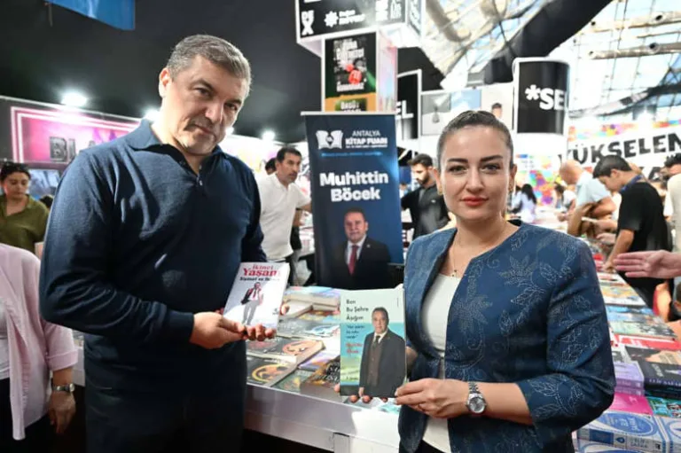 Antalya’da kitap şöleni yaşanıyor