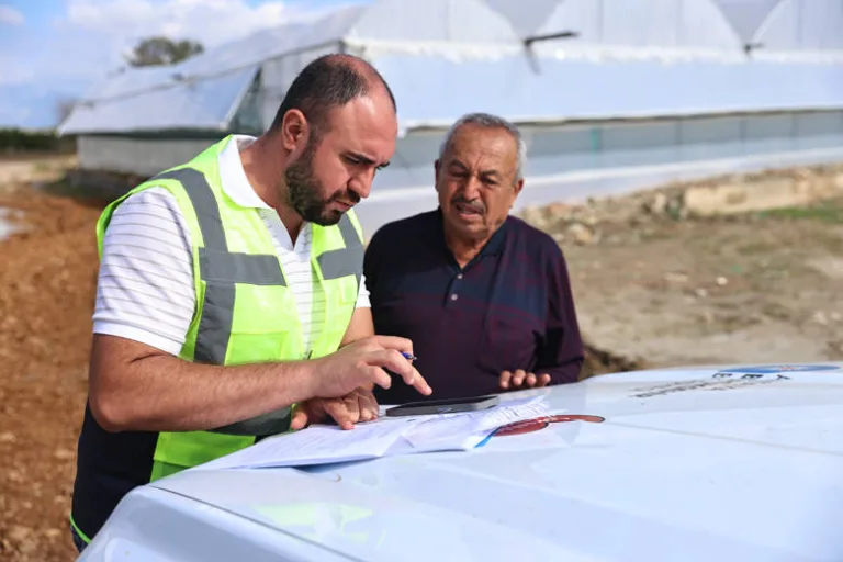 Büyükşehir yağış ve fırtınadan zarar gören üreticinin yanında