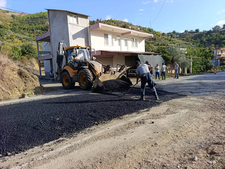 Büyükşehir’den Alanya’nın kırsal yollarına bakım ve onarım