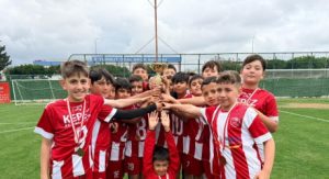 Kepez’de minik kramponlar kupalarını aldı