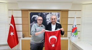 Kocagöz’den bayrağına sahip çıkan belediye personeline ödül