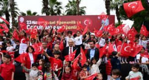 Kepez’de 23 Nisan coşkusu bayram kortejiyle taçlandı; Başkan Kocagöz çocuklarla yürüdü