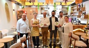 Kocagöz, ‘Temizlik Kirletmemektir’ kampanyasını Kültür Kafeler Caddesi esnafına tanıttı