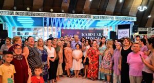 Kocagöz, kadınların matine coşkusuna ortak oldu