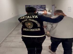 Antalya’da Kendini Başsavcı Vekili Olarak Tanıtan Dolandırıcılar Tutuklandı