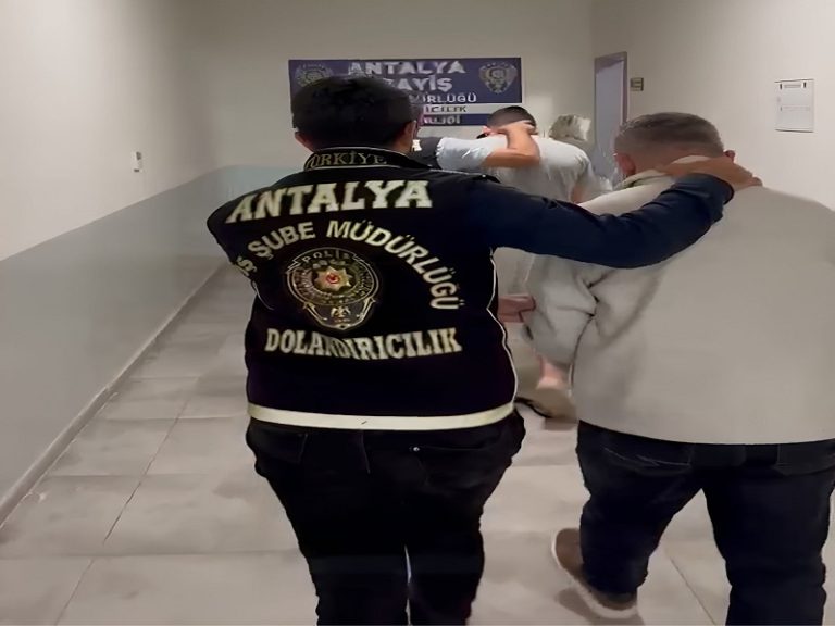 Antalya’da Kendini Başsavcı Vekili Olarak Tanıtan Dolandırıcılar Tutuklandı