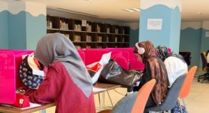 Varsak Kütüphanesi gençlere modern ve sesiz bir çalışma ortamı sunuyor