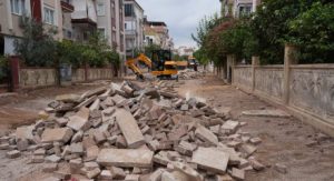 Kepez’de yollarla birlikte kaldırımlar da yenileniyor