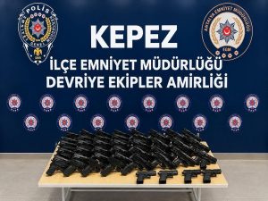 Kepez’de Silah Ticareti Operasyonu: 32 Tabanca Ele Geçirildi