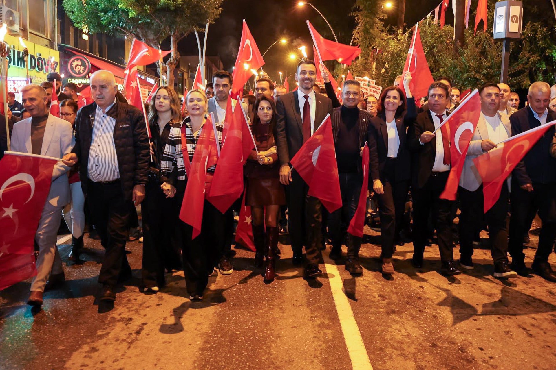 Manavgat'ta Cumhuriyet Coşkusu Bulutsuzluk Özlemi Konseriyle Yaşandı