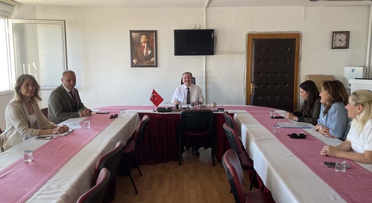 Muratpaşa’da Sokak Kedilerinin Kontrolü ve Rehabilitasyonu Masaya Yatırıldı